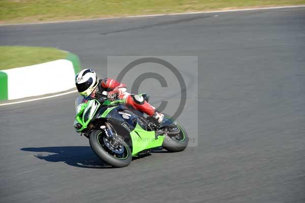 Mallory park Leicestershire;Mallory park photographs;Motorcycle action photographs;event digital images;eventdigitalimages;mallory park;no limits trackday;peter wileman photography;trackday;trackday digital images;trackday photos