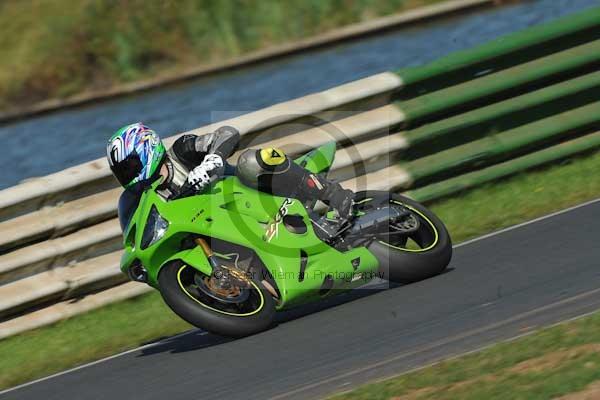 Mallory park Leicestershire;Mallory park photographs;Motorcycle action photographs;event digital images;eventdigitalimages;mallory park;no limits trackday;peter wileman photography;trackday;trackday digital images;trackday photos