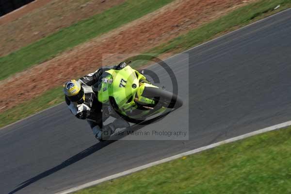 Mallory park Leicestershire;Mallory park photographs;Motorcycle action photographs;event digital images;eventdigitalimages;mallory park;no limits trackday;peter wileman photography;trackday;trackday digital images;trackday photos