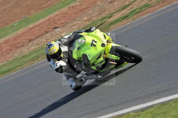 Mallory park Leicestershire;Mallory park photographs;Motorcycle action photographs;event digital images;eventdigitalimages;mallory park;no limits trackday;peter wileman photography;trackday;trackday digital images;trackday photos