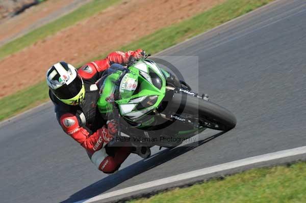 Mallory park Leicestershire;Mallory park photographs;Motorcycle action photographs;event digital images;eventdigitalimages;mallory park;no limits trackday;peter wileman photography;trackday;trackday digital images;trackday photos