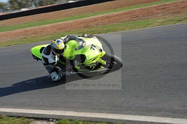 Mallory park Leicestershire;Mallory park photographs;Motorcycle action photographs;event digital images;eventdigitalimages;mallory park;no limits trackday;peter wileman photography;trackday;trackday digital images;trackday photos