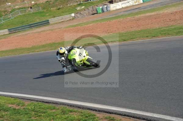 Mallory park Leicestershire;Mallory park photographs;Motorcycle action photographs;event digital images;eventdigitalimages;mallory park;no limits trackday;peter wileman photography;trackday;trackday digital images;trackday photos