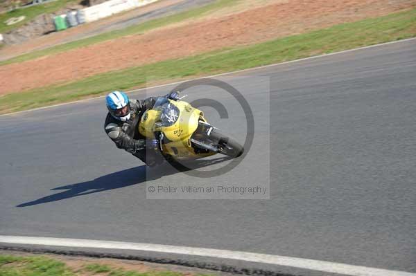 Mallory park Leicestershire;Mallory park photographs;Motorcycle action photographs;event digital images;eventdigitalimages;mallory park;no limits trackday;peter wileman photography;trackday;trackday digital images;trackday photos