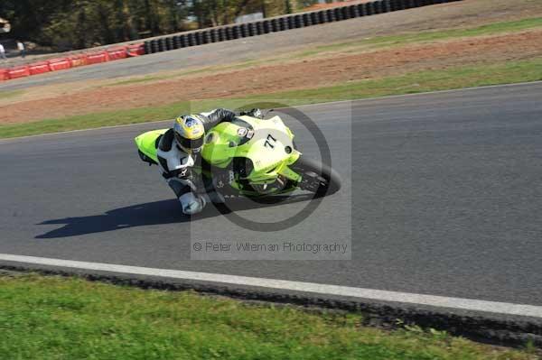 Mallory park Leicestershire;Mallory park photographs;Motorcycle action photographs;event digital images;eventdigitalimages;mallory park;no limits trackday;peter wileman photography;trackday;trackday digital images;trackday photos