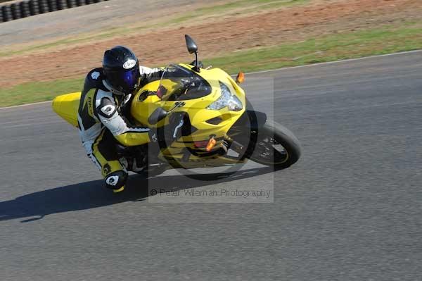 Mallory park Leicestershire;Mallory park photographs;Motorcycle action photographs;event digital images;eventdigitalimages;mallory park;no limits trackday;peter wileman photography;trackday;trackday digital images;trackday photos