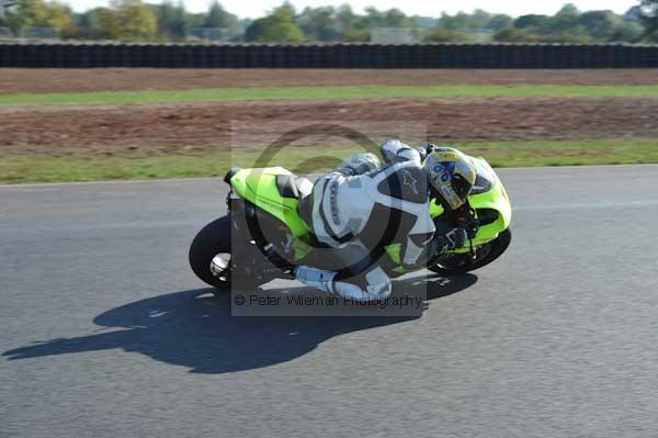 Mallory park Leicestershire;Mallory park photographs;Motorcycle action photographs;event digital images;eventdigitalimages;mallory park;no limits trackday;peter wileman photography;trackday;trackday digital images;trackday photos