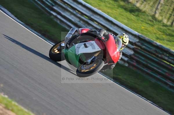 Mallory park Leicestershire;Mallory park photographs;Motorcycle action photographs;event digital images;eventdigitalimages;mallory park;no limits trackday;peter wileman photography;trackday;trackday digital images;trackday photos