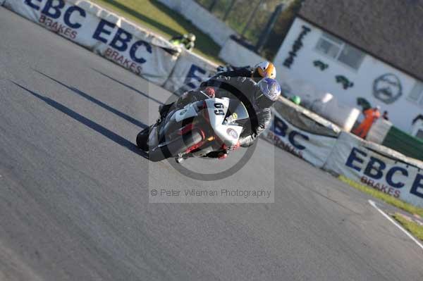 Mallory park Leicestershire;Mallory park photographs;Motorcycle action photographs;event digital images;eventdigitalimages;mallory park;no limits trackday;peter wileman photography;trackday;trackday digital images;trackday photos