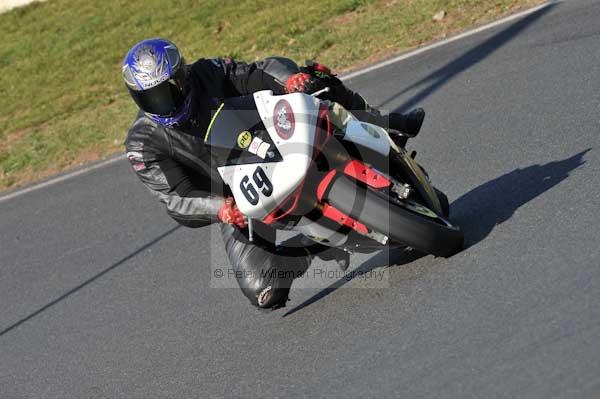 Mallory park Leicestershire;Mallory park photographs;Motorcycle action photographs;event digital images;eventdigitalimages;mallory park;no limits trackday;peter wileman photography;trackday;trackday digital images;trackday photos