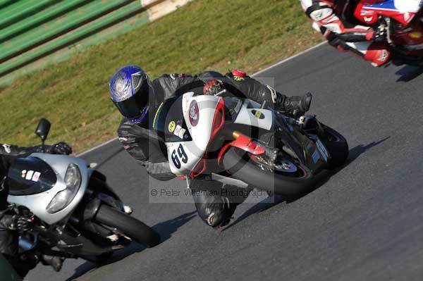 Mallory park Leicestershire;Mallory park photographs;Motorcycle action photographs;event digital images;eventdigitalimages;mallory park;no limits trackday;peter wileman photography;trackday;trackday digital images;trackday photos