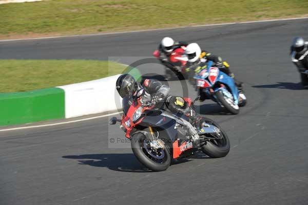 Mallory park Leicestershire;Mallory park photographs;Motorcycle action photographs;event digital images;eventdigitalimages;mallory park;no limits trackday;peter wileman photography;trackday;trackday digital images;trackday photos