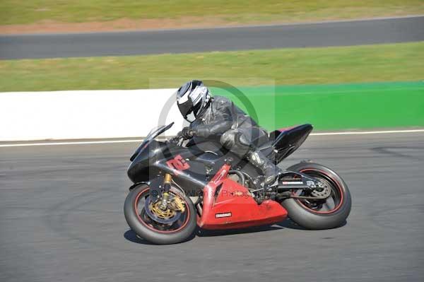 Mallory park Leicestershire;Mallory park photographs;Motorcycle action photographs;event digital images;eventdigitalimages;mallory park;no limits trackday;peter wileman photography;trackday;trackday digital images;trackday photos