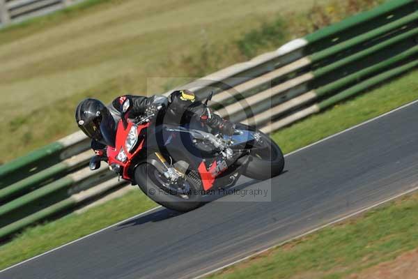 Mallory park Leicestershire;Mallory park photographs;Motorcycle action photographs;event digital images;eventdigitalimages;mallory park;no limits trackday;peter wileman photography;trackday;trackday digital images;trackday photos