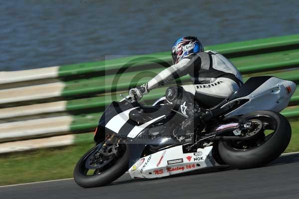 Mallory park Leicestershire;Mallory park photographs;Motorcycle action photographs;event digital images;eventdigitalimages;mallory park;no limits trackday;peter wileman photography;trackday;trackday digital images;trackday photos