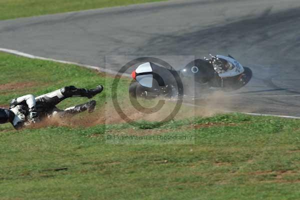 Mallory park Leicestershire;Mallory park photographs;Motorcycle action photographs;event digital images;eventdigitalimages;mallory park;no limits trackday;peter wileman photography;trackday;trackday digital images;trackday photos