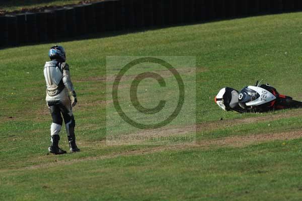 Mallory park Leicestershire;Mallory park photographs;Motorcycle action photographs;event digital images;eventdigitalimages;mallory park;no limits trackday;peter wileman photography;trackday;trackday digital images;trackday photos