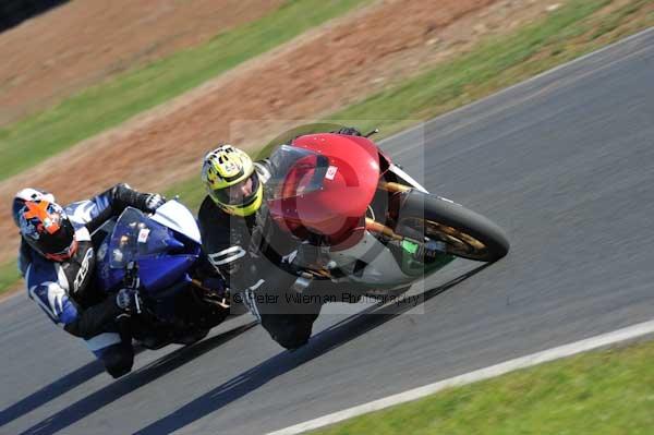 Mallory park Leicestershire;Mallory park photographs;Motorcycle action photographs;event digital images;eventdigitalimages;mallory park;no limits trackday;peter wileman photography;trackday;trackday digital images;trackday photos