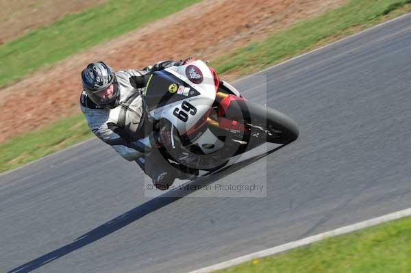 Mallory park Leicestershire;Mallory park photographs;Motorcycle action photographs;event digital images;eventdigitalimages;mallory park;no limits trackday;peter wileman photography;trackday;trackday digital images;trackday photos