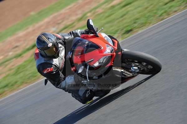 Mallory park Leicestershire;Mallory park photographs;Motorcycle action photographs;event digital images;eventdigitalimages;mallory park;no limits trackday;peter wileman photography;trackday;trackday digital images;trackday photos