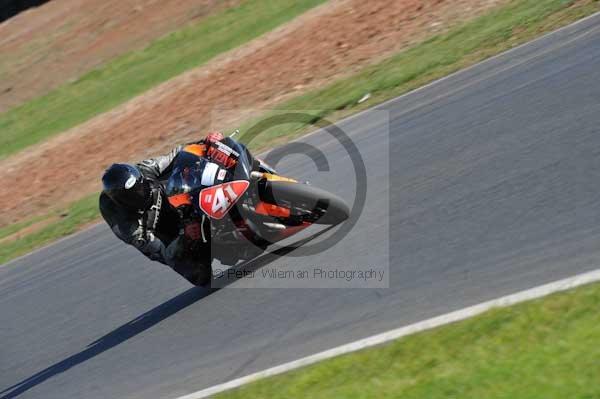 Mallory park Leicestershire;Mallory park photographs;Motorcycle action photographs;event digital images;eventdigitalimages;mallory park;no limits trackday;peter wileman photography;trackday;trackday digital images;trackday photos