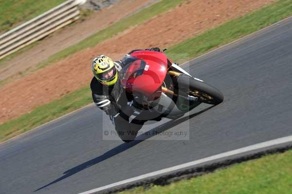 Mallory park Leicestershire;Mallory park photographs;Motorcycle action photographs;event digital images;eventdigitalimages;mallory park;no limits trackday;peter wileman photography;trackday;trackday digital images;trackday photos