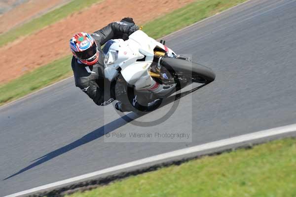 Mallory park Leicestershire;Mallory park photographs;Motorcycle action photographs;event digital images;eventdigitalimages;mallory park;no limits trackday;peter wileman photography;trackday;trackday digital images;trackday photos