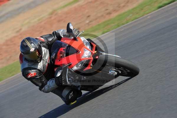 Mallory park Leicestershire;Mallory park photographs;Motorcycle action photographs;event digital images;eventdigitalimages;mallory park;no limits trackday;peter wileman photography;trackday;trackday digital images;trackday photos