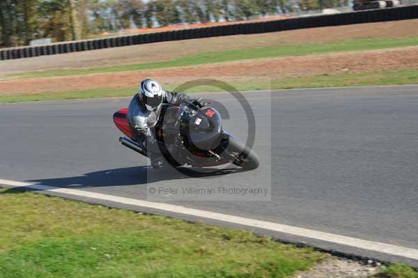 Mallory park Leicestershire;Mallory park photographs;Motorcycle action photographs;event digital images;eventdigitalimages;mallory park;no limits trackday;peter wileman photography;trackday;trackday digital images;trackday photos