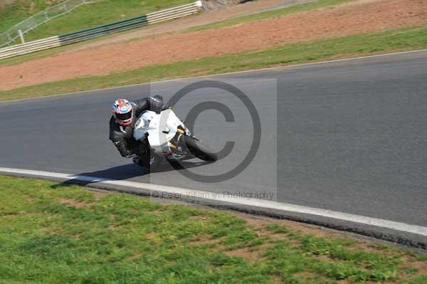 Mallory park Leicestershire;Mallory park photographs;Motorcycle action photographs;event digital images;eventdigitalimages;mallory park;no limits trackday;peter wileman photography;trackday;trackday digital images;trackday photos