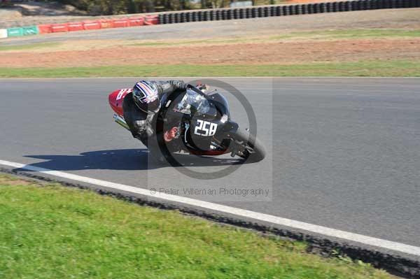 Mallory park Leicestershire;Mallory park photographs;Motorcycle action photographs;event digital images;eventdigitalimages;mallory park;no limits trackday;peter wileman photography;trackday;trackday digital images;trackday photos