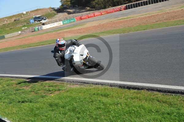 Mallory park Leicestershire;Mallory park photographs;Motorcycle action photographs;event digital images;eventdigitalimages;mallory park;no limits trackday;peter wileman photography;trackday;trackday digital images;trackday photos