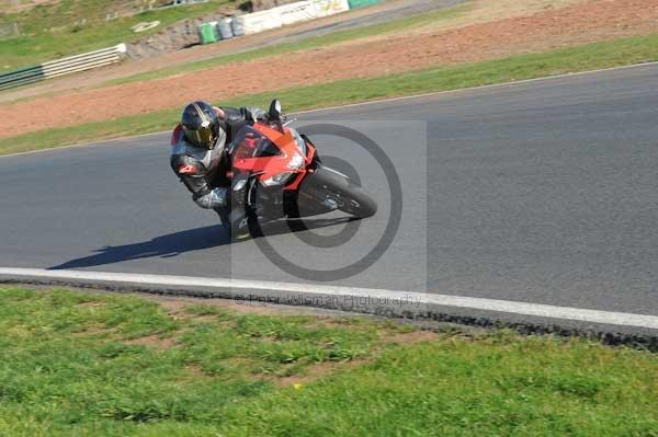 Mallory park Leicestershire;Mallory park photographs;Motorcycle action photographs;event digital images;eventdigitalimages;mallory park;no limits trackday;peter wileman photography;trackday;trackday digital images;trackday photos