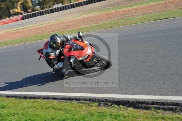 Mallory park Leicestershire;Mallory park photographs;Motorcycle action photographs;event digital images;eventdigitalimages;mallory park;no limits trackday;peter wileman photography;trackday;trackday digital images;trackday photos