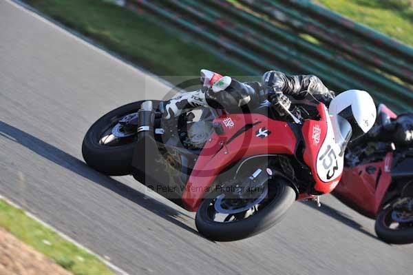 Mallory park Leicestershire;Mallory park photographs;Motorcycle action photographs;event digital images;eventdigitalimages;mallory park;no limits trackday;peter wileman photography;trackday;trackday digital images;trackday photos