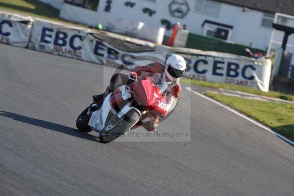 Mallory park Leicestershire;Mallory park photographs;Motorcycle action photographs;event digital images;eventdigitalimages;mallory park;no limits trackday;peter wileman photography;trackday;trackday digital images;trackday photos