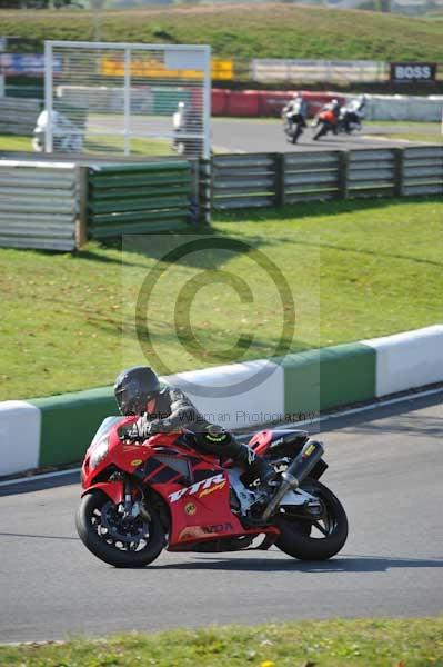 Mallory park Leicestershire;Mallory park photographs;Motorcycle action photographs;event digital images;eventdigitalimages;mallory park;no limits trackday;peter wileman photography;trackday;trackday digital images;trackday photos