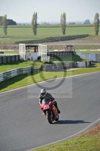 Mallory park Leicestershire;Mallory park photographs;Motorcycle action photographs;event digital images;eventdigitalimages;mallory park;no limits trackday;peter wileman photography;trackday;trackday digital images;trackday photos