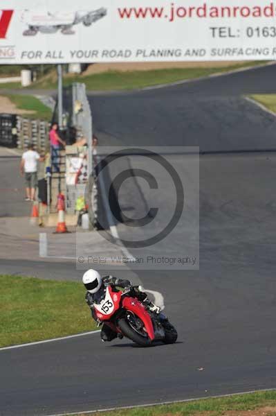 Mallory park Leicestershire;Mallory park photographs;Motorcycle action photographs;event digital images;eventdigitalimages;mallory park;no limits trackday;peter wileman photography;trackday;trackday digital images;trackday photos