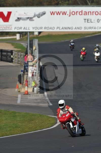 Mallory park Leicestershire;Mallory park photographs;Motorcycle action photographs;event digital images;eventdigitalimages;mallory park;no limits trackday;peter wileman photography;trackday;trackday digital images;trackday photos