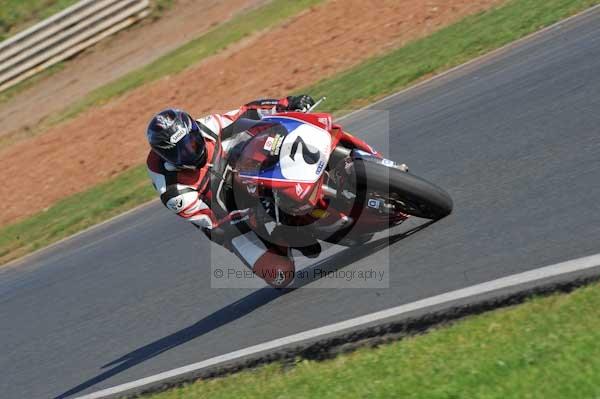 Mallory park Leicestershire;Mallory park photographs;Motorcycle action photographs;event digital images;eventdigitalimages;mallory park;no limits trackday;peter wileman photography;trackday;trackday digital images;trackday photos