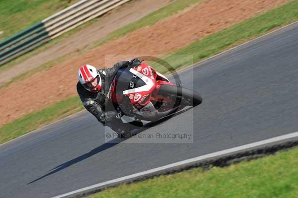 Mallory park Leicestershire;Mallory park photographs;Motorcycle action photographs;event digital images;eventdigitalimages;mallory park;no limits trackday;peter wileman photography;trackday;trackday digital images;trackday photos