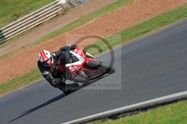 Mallory park Leicestershire;Mallory park photographs;Motorcycle action photographs;event digital images;eventdigitalimages;mallory park;no limits trackday;peter wileman photography;trackday;trackday digital images;trackday photos