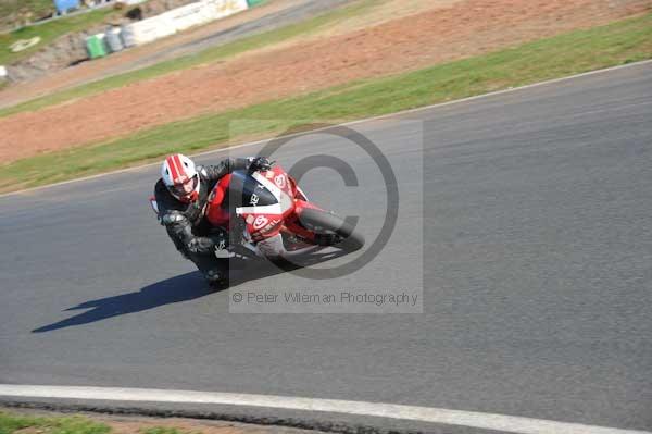 Mallory park Leicestershire;Mallory park photographs;Motorcycle action photographs;event digital images;eventdigitalimages;mallory park;no limits trackday;peter wileman photography;trackday;trackday digital images;trackday photos