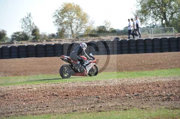 Mallory park Leicestershire;Mallory park photographs;Motorcycle action photographs;event digital images;eventdigitalimages;mallory park;no limits trackday;peter wileman photography;trackday;trackday digital images;trackday photos