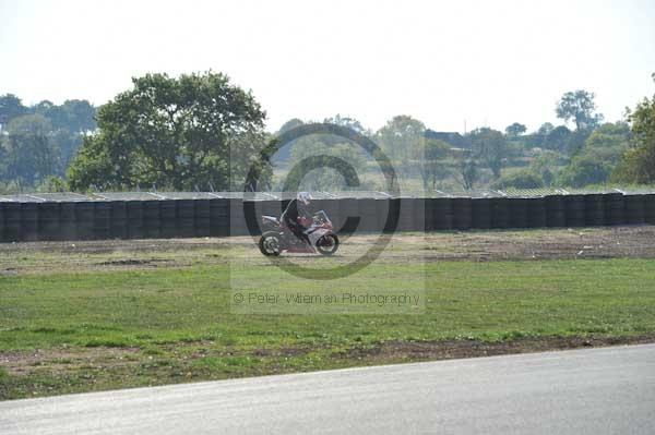 Mallory park Leicestershire;Mallory park photographs;Motorcycle action photographs;event digital images;eventdigitalimages;mallory park;no limits trackday;peter wileman photography;trackday;trackday digital images;trackday photos