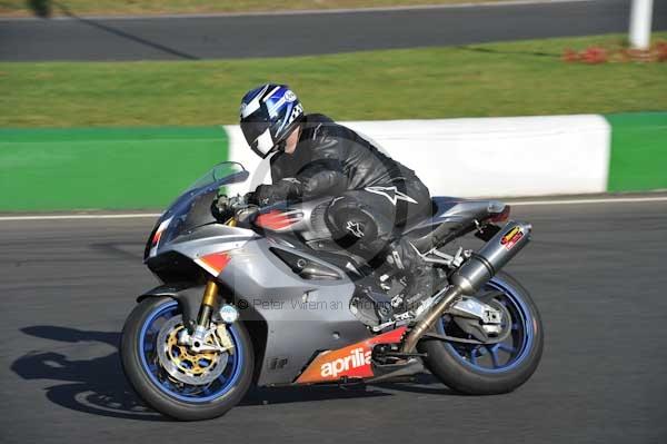 Mallory park Leicestershire;Mallory park photographs;Motorcycle action photographs;event digital images;eventdigitalimages;mallory park;no limits trackday;peter wileman photography;trackday;trackday digital images;trackday photos