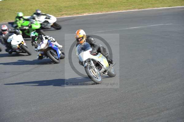 Mallory park Leicestershire;Mallory park photographs;Motorcycle action photographs;event digital images;eventdigitalimages;mallory park;no limits trackday;peter wileman photography;trackday;trackday digital images;trackday photos