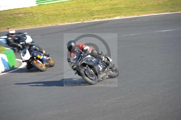 Mallory park Leicestershire;Mallory park photographs;Motorcycle action photographs;event digital images;eventdigitalimages;mallory park;no limits trackday;peter wileman photography;trackday;trackday digital images;trackday photos