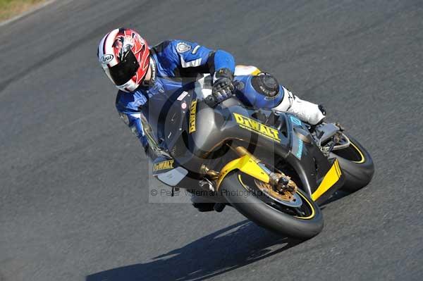 Mallory park Leicestershire;Mallory park photographs;Motorcycle action photographs;event digital images;eventdigitalimages;mallory park;no limits trackday;peter wileman photography;trackday;trackday digital images;trackday photos